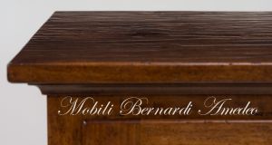 Credenza in noce massiccio - dettaglio del legno piallato a mano e della lavorazione stile arte povera